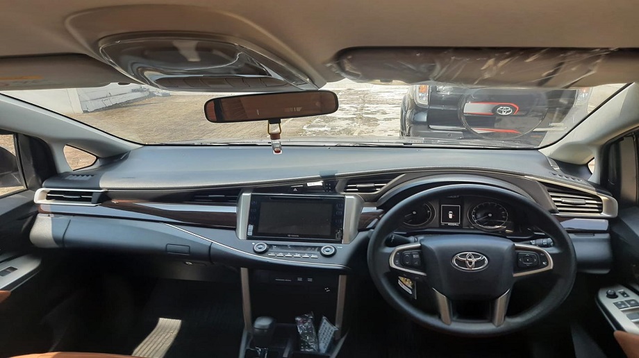 TOYOTA INNOVA 2.4 V AT 2019